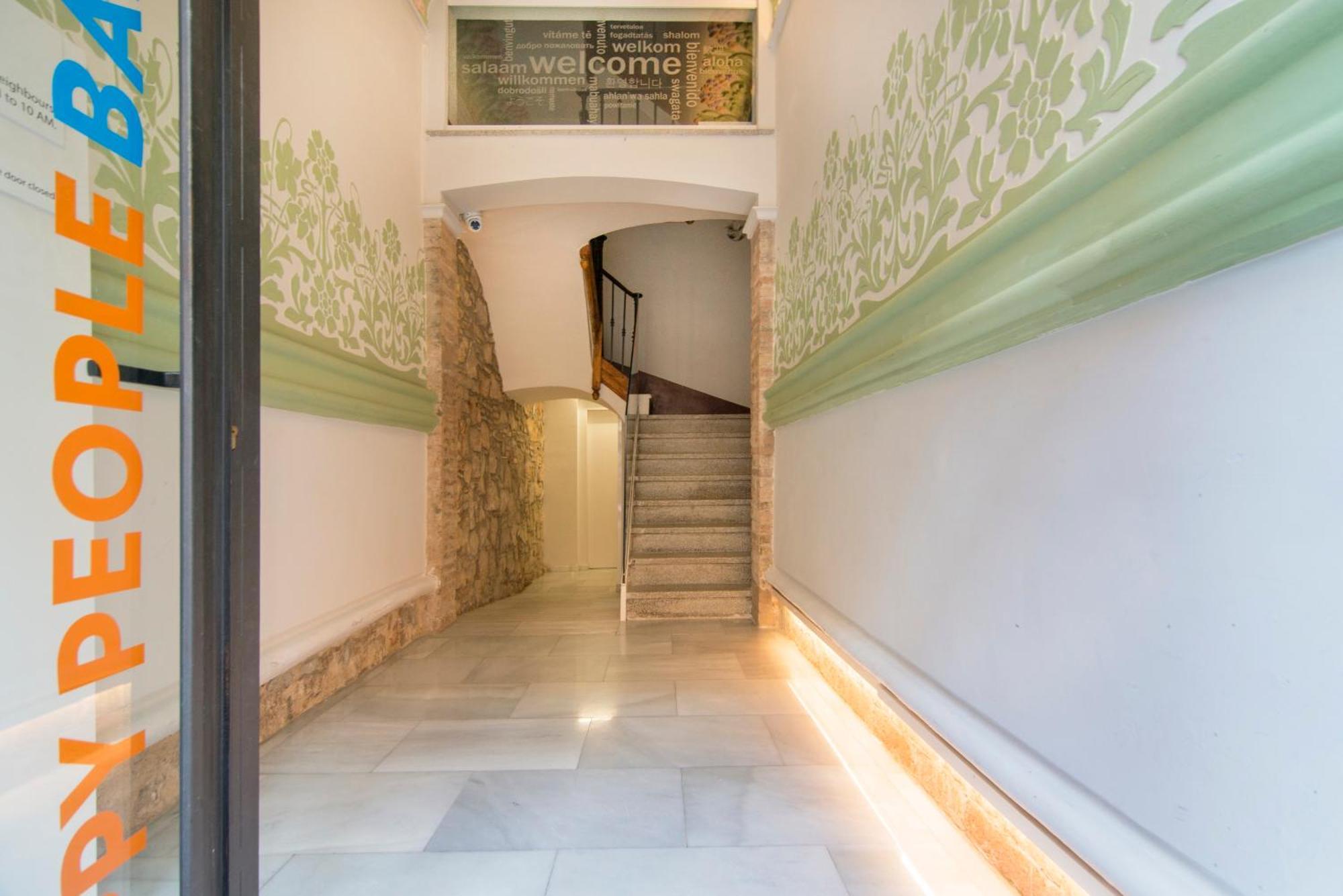 Happy People Sagrada Familia Apartments Barcelona Exterior photo